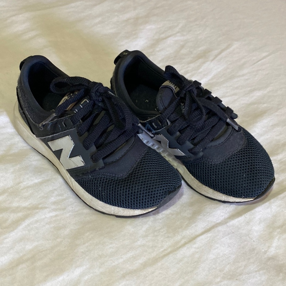 New Balance navy blue sneakers